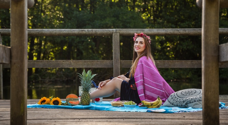 Amely rose verbringt den sommer am strand und zeigt euch die wichtigsten beach essentials. Wichtig eine stranddecke oder picknickdecke von jaliya. Die handgearbeiteten raditionellen tücher könnt ihr auch für euer hamam benutzen.