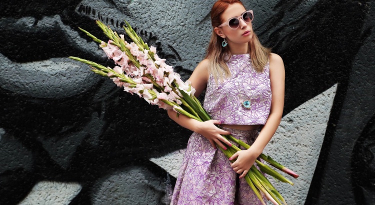 Amely Rose auf der Fashionweek in Berlin, ein cooler zweiteiler Look im vintagestyle.