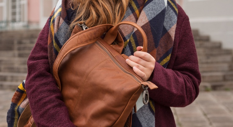 Amely Rose zählt zu den erfolgreisten deutschen fashionblogger. Sie zeigt einen herbstlook mit erdigentönen einem wollmantel von H&M, sowie einem Zara Kleid, Overkneeboots und einem oversize Schal. Dazu ein schöner lederrucksack kombiniert.