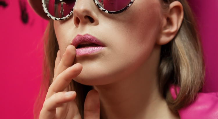 Amely Rose german influencer in a stylish pink #ootd in a lift. This fashioneditorial reminds of #fiftyshadesof rose.