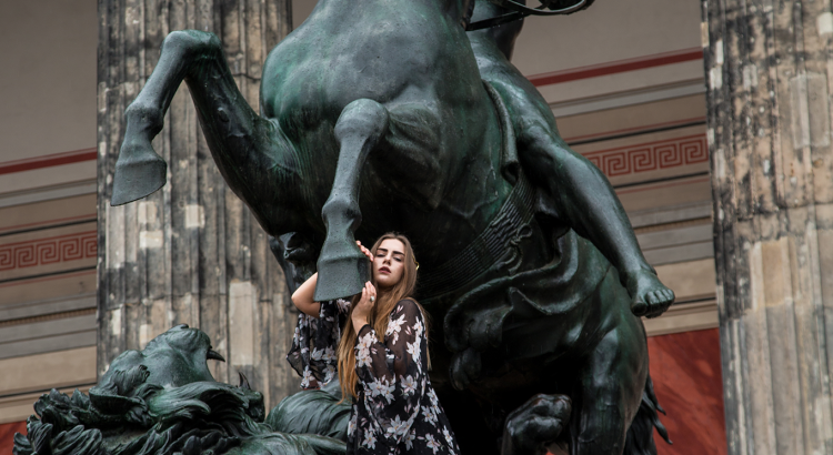 amely rose, fashionblogger in a classy maxidress in berlin - bw fashion editorial and photoshooting - statue